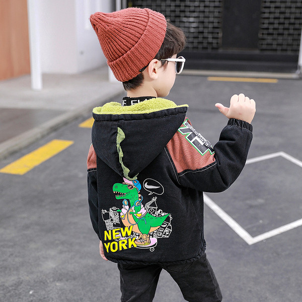 Dječja ležerna jakna s kapuljačom i šarenom aplikacijom - primjerena za dječake