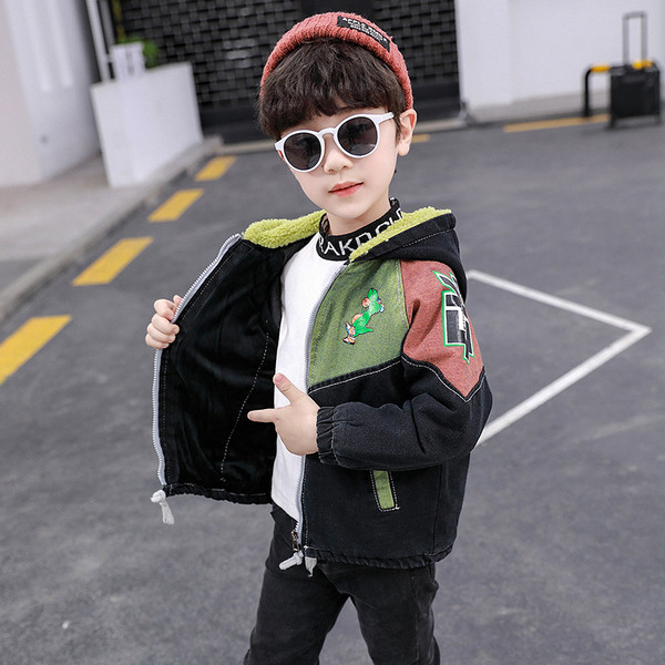 Dječja ležerna jakna s kapuljačom i šarenom aplikacijom - primjerena za dječake