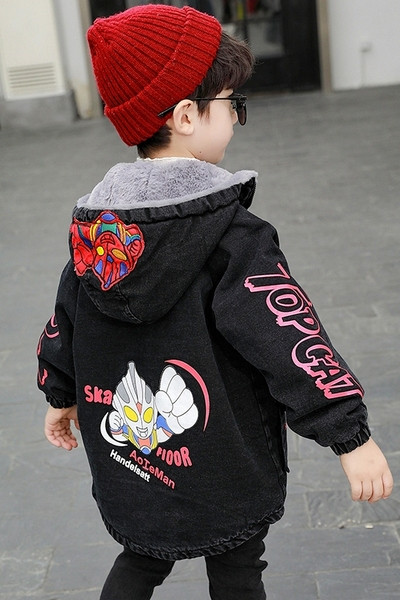 Детско дълго яке в черен цвят с цветна апликация подходящо за момчета