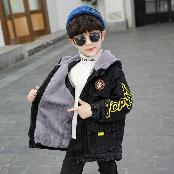 Детско дълго яке в черен цвят с цветна апликация подходящо за момчета