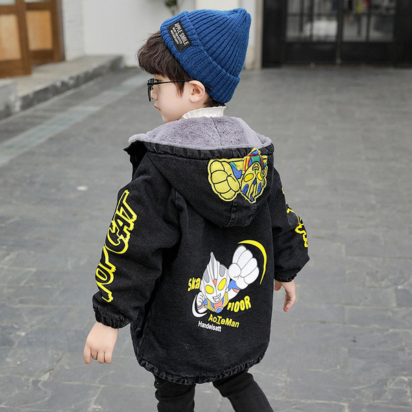 Детско дълго яке в черен цвят с цветна апликация подходящо за момчета