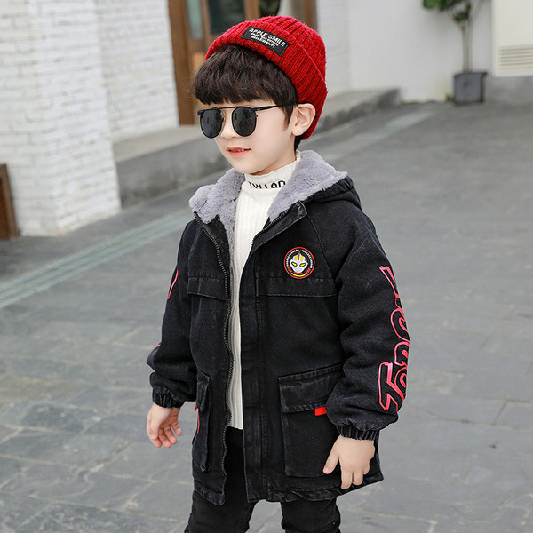 Детско дълго яке в черен цвят с цветна апликация подходящо за момчета