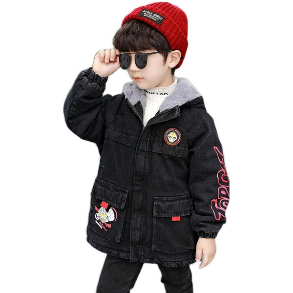 Детско дълго яке в черен цвят с цветна апликация подходящо за момчета