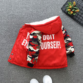 Kamuflaažimustriga ja kirjadega laste jope poistele