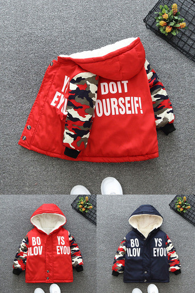 Kamuflaažimustriga ja kirjadega laste jope poistele