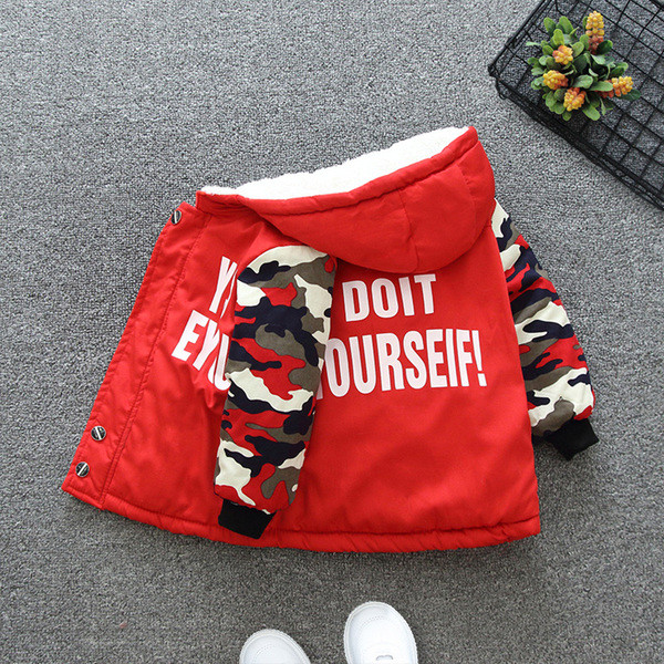 Kamuflaažimustriga ja kirjadega laste jope poistele