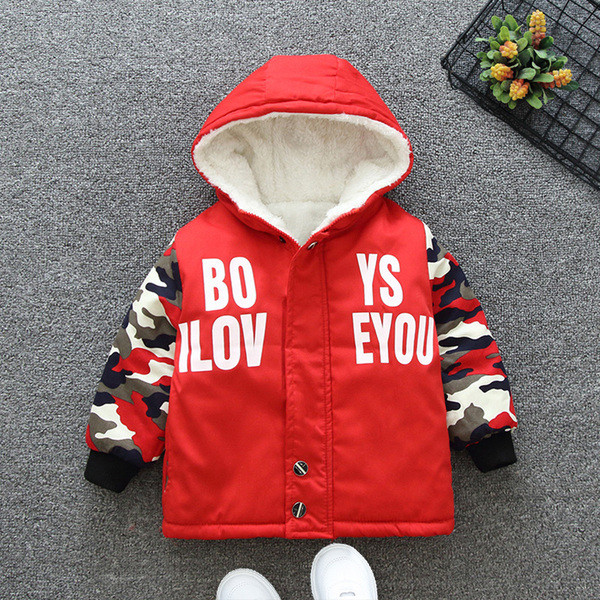 Kamuflaažimustriga ja kirjadega laste jope poistele