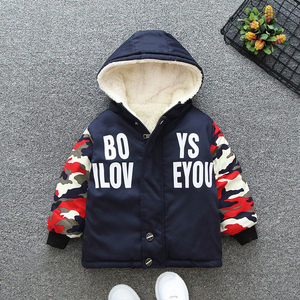 Kamuflaažimustriga ja kirjadega laste jope poistele