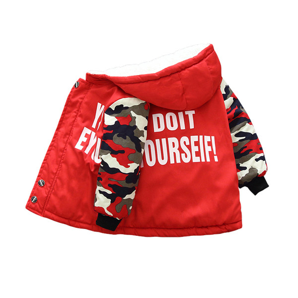 Kamuflaažimustriga ja kirjadega laste jope poistele