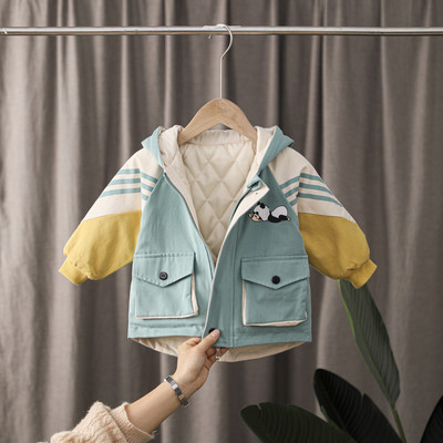 Μοντέρνο παιδικό μπουφάν για αγόρια με κουκούλα, τσέπες και απλικέ