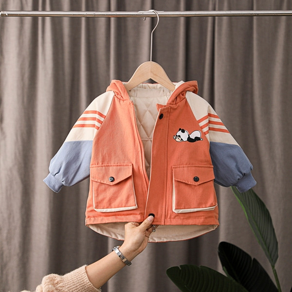 Μοντέρνο παιδικό μπουφάν για αγόρια με κουκούλα, τσέπες και απλικέ