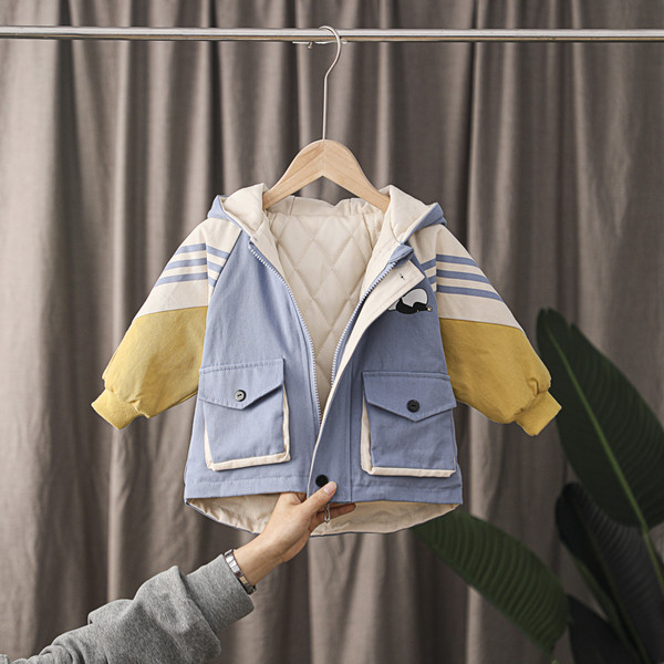 Μοντέρνο παιδικό μπουφάν για αγόρια με κουκούλα, τσέπες και απλικέ