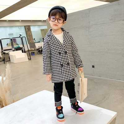 Μοντέρνο παιδικό παλτό με κουμπιά κατάλληλο για αγόρια με κουμπιά