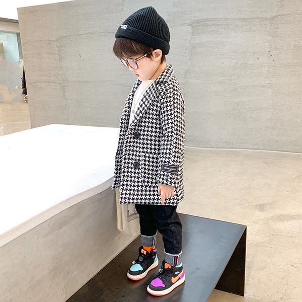 Μοντέρνο παιδικό παλτό με κουμπιά κατάλληλο για αγόρια με κουμπιά