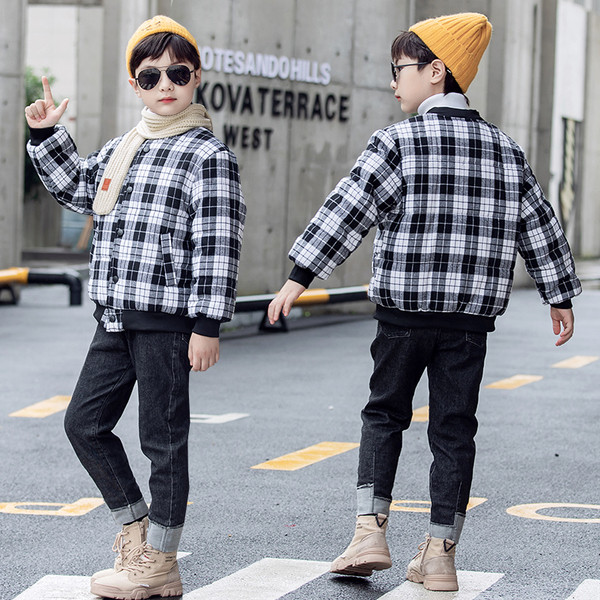 Παιδικό μπουφάν με οβάλ κολάρο και κουμπιά