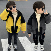 Ležerna jakna s patentnim zatvaračem i džepovima pogodna za dječake