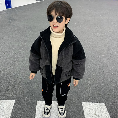 Ležerna jakna s patentnim zatvaračem i džepovima pogodna za dječake