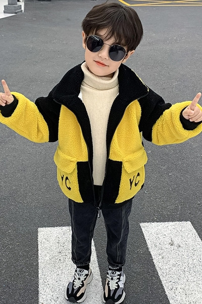 Ležerna jakna s patentnim zatvaračem i džepovima pogodna za dječake