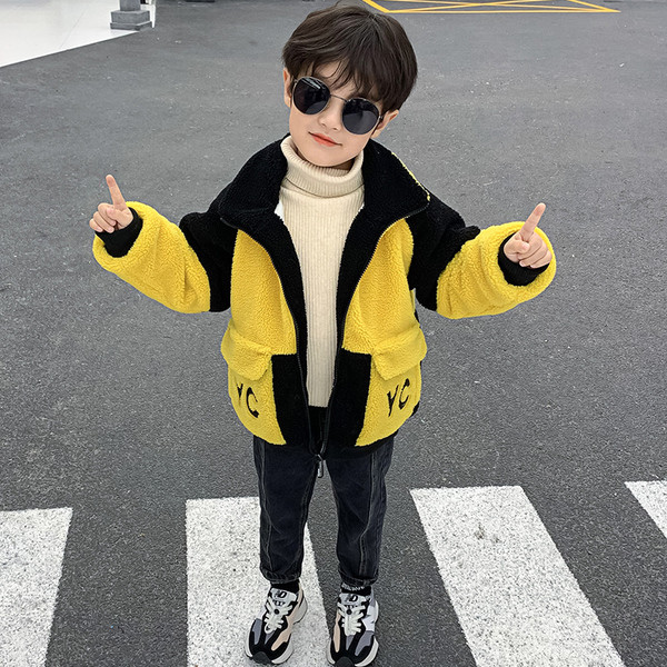 Ležerna jakna s patentnim zatvaračem i džepovima pogodna za dječake