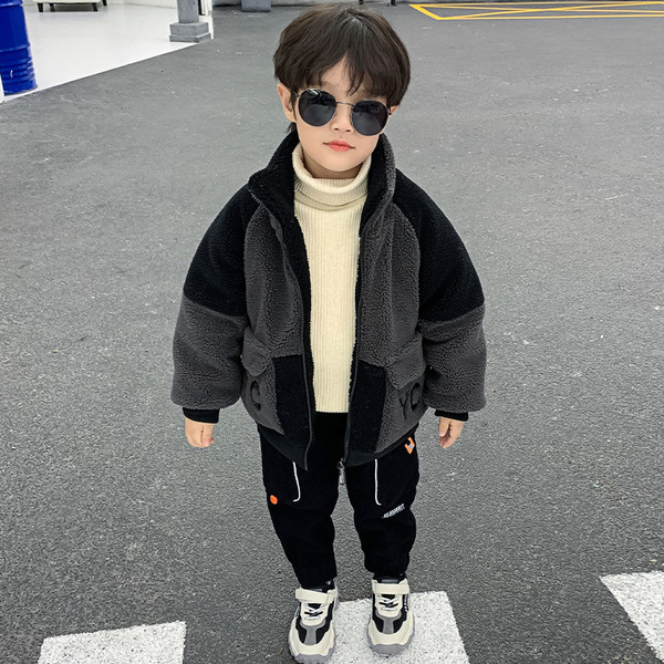 Ležerna jakna s patentnim zatvaračem i džepovima pogodna za dječake