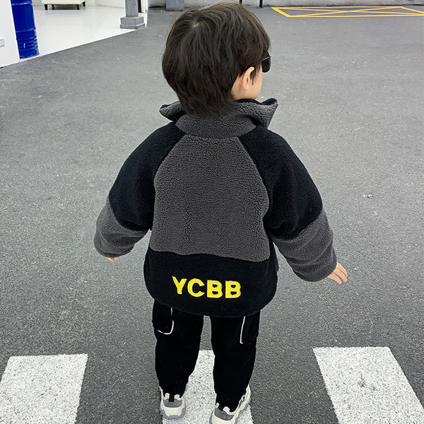 Ležerna jakna s patentnim zatvaračem i džepovima pogodna za dječake