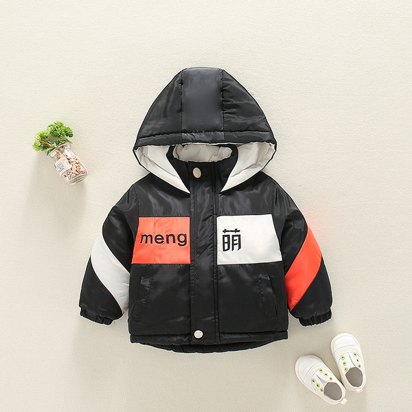 Kapuutsiga ja seljal aplikatsiooniga laste jope poistele