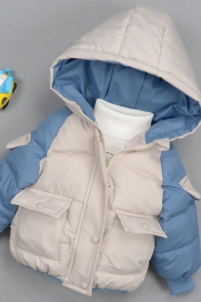 Zimska dječja jakna s natpisom na leđima i kapuljačom - za dječake