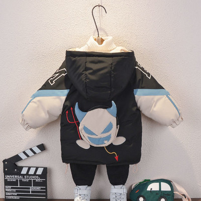 Uus mudel kapuutsiga ja aplikatsiooniga laste jope seljal