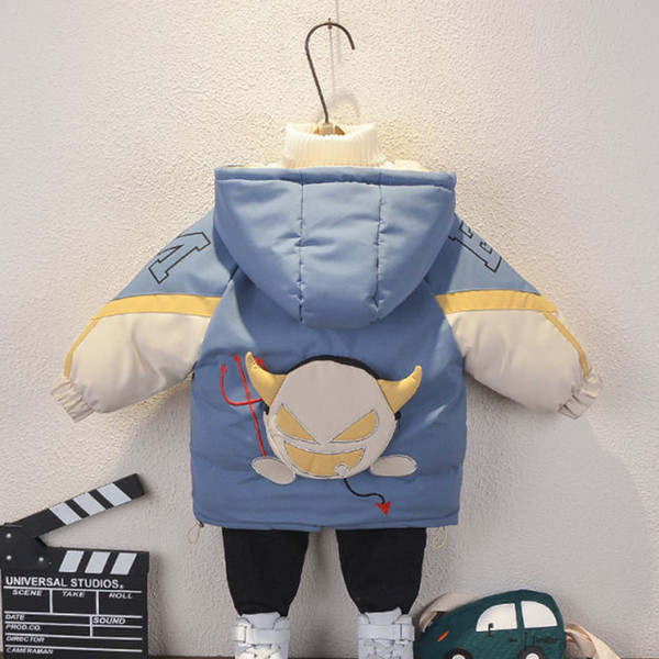 Uus mudel kapuutsiga ja aplikatsiooniga laste jope seljal