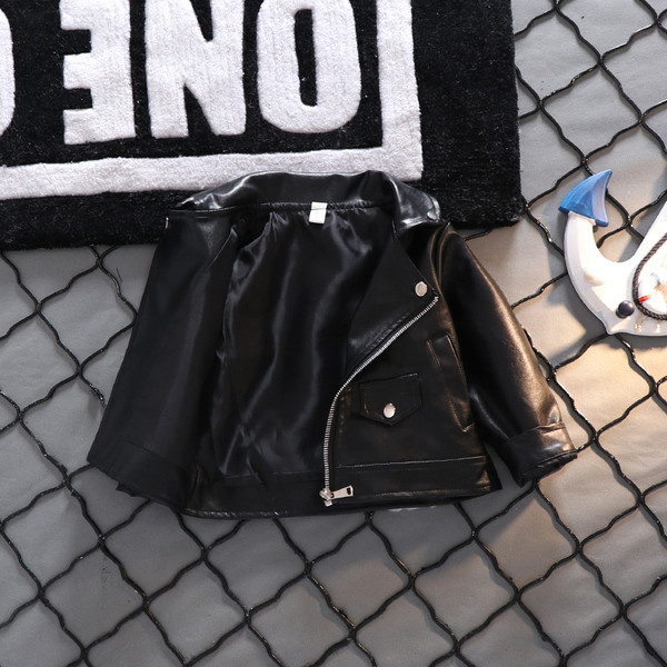 Laste nööpide ja lukuga nahktagi poistele