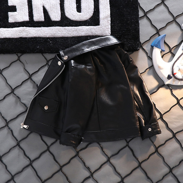 Laste nööpide ja lukuga nahktagi poistele