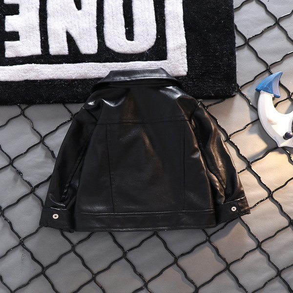 Laste nööpide ja lukuga nahktagi poistele