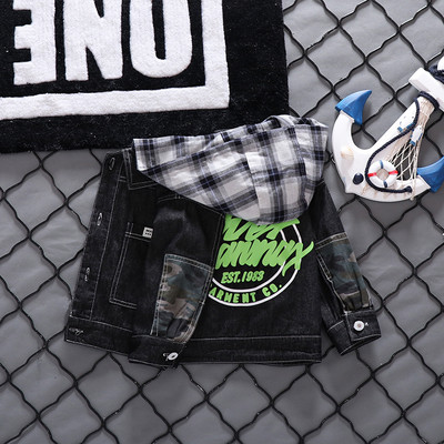 Μοντέρνο παιδικό τζιν μπουφάν με κουκούλα και επιγραφές για αγόρια