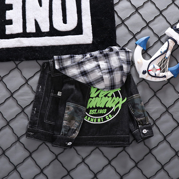 Μοντέρνο παιδικό τζιν μπουφάν με κουκούλα και επιγραφές για αγόρια