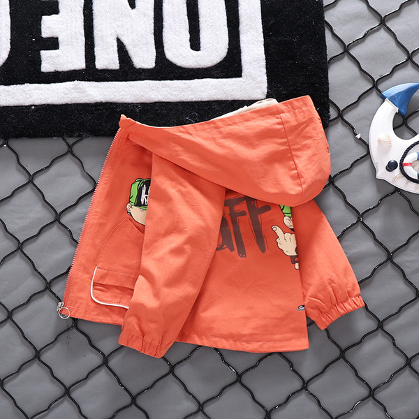 Moodne aplikatsiooni ja kapuutsiga laste jope