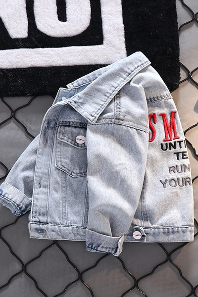 Παιδικό τζιν μπουφάν με κουμπιά και κέντημα για αγόρια