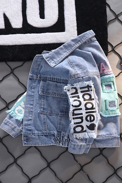 Taskute ja nööpidega laste teksajakk poistele