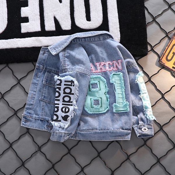 Taskute ja nööpidega laste teksajakk poistele