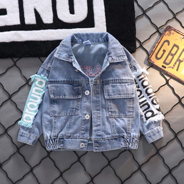 Taskute ja nööpidega laste teksajakk poistele