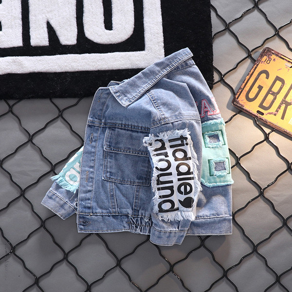 Taskute ja nööpidega laste teksajakk poistele