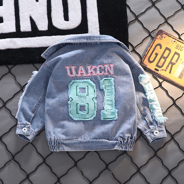 Taskute ja nööpidega laste teksajakk poistele