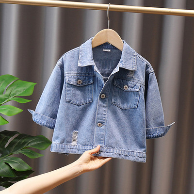 Moderna dječja traper jakna s aplikacijom i gumbima za dječake