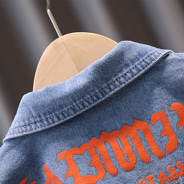 Moderna dječja traper jakna s aplikacijom i gumbima za dječake