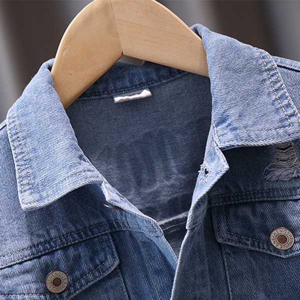 Moderna dječja traper jakna s aplikacijom i gumbima za dječake