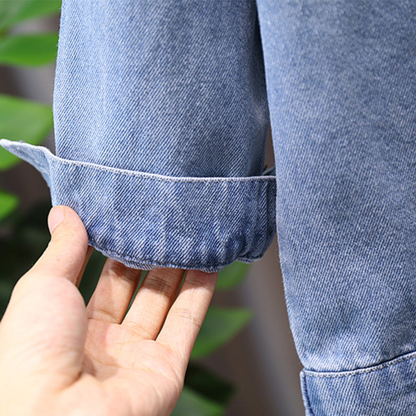 Moderna dječja traper jakna s aplikacijom i gumbima za dječake