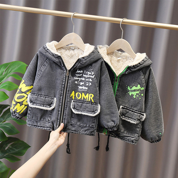 Παιδικό τζιν μπουφάν με απλικέ και κουκούλα για αγόρια