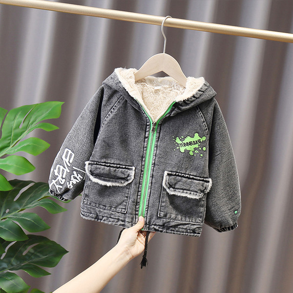 Παιδικό τζιν μπουφάν με απλικέ και κουκούλα για αγόρια