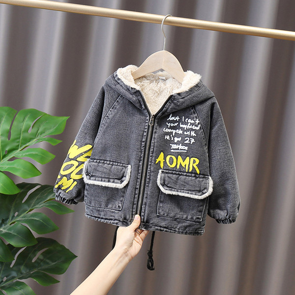 Παιδικό τζιν μπουφάν με απλικέ και κουκούλα για αγόρια