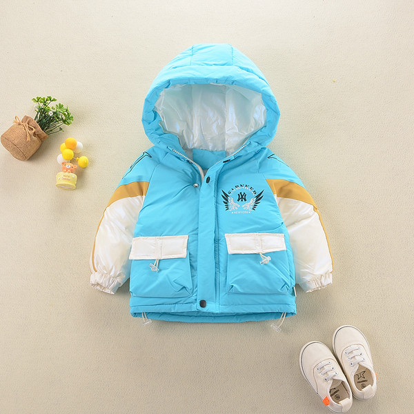 Kapuutsi ja taskutega laste talvejope poistele