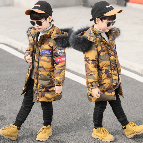 Kamuflaažmustri ja embleemiga laste jope poistele